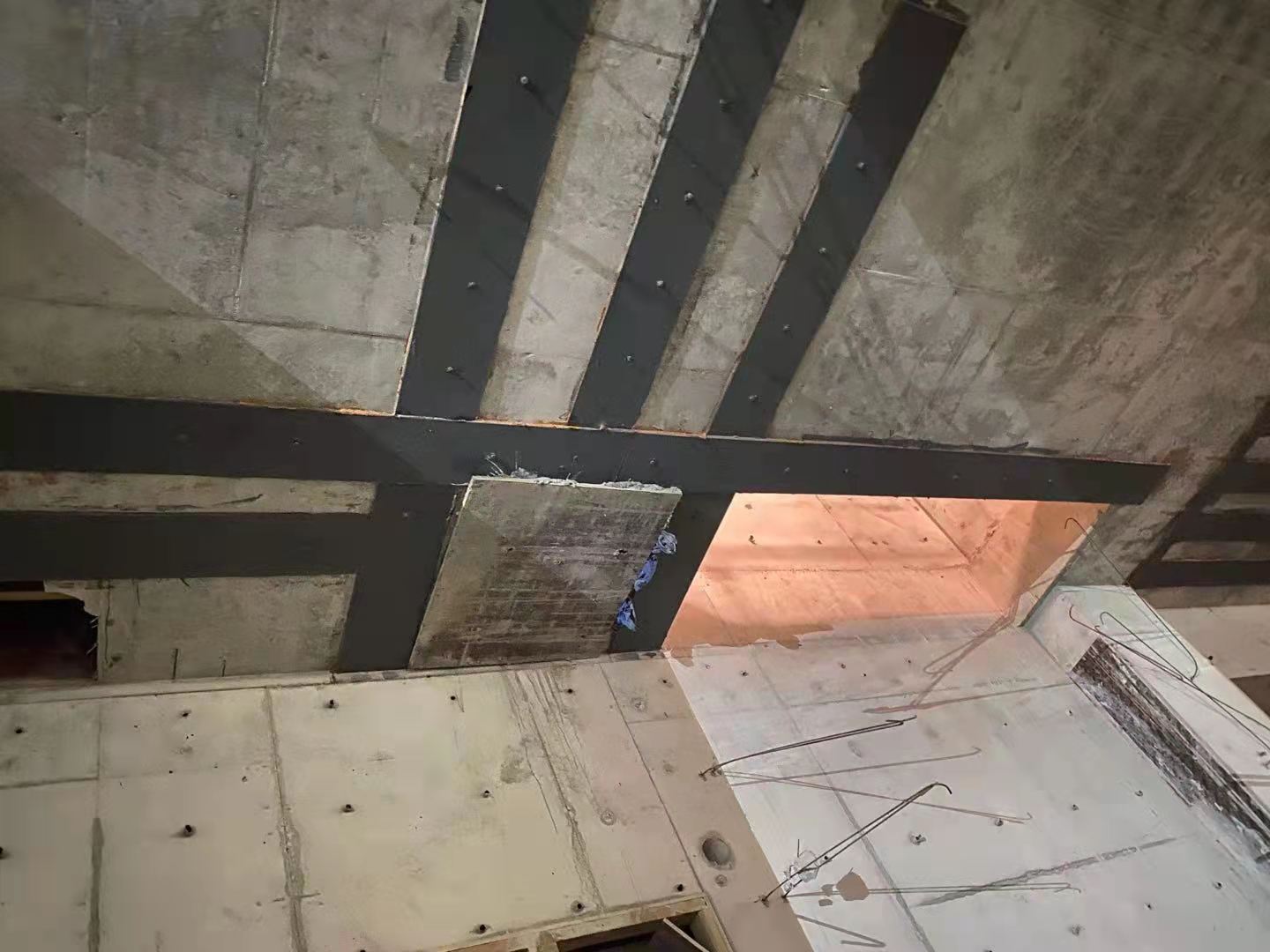 泰州楼板开洞用粘钢加固还是碳纤维布加固